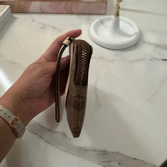 Coach Signature WomenPVC Small Corner Zip Wristlet Khaki Chalk - Picture 6 of 7